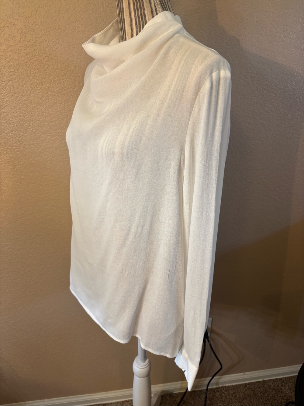 NWT H&M Blouse Size 6 Ivory Cowl Neck Long Sleeve Flowy Classy 2-Button Close - Picture 7 of 15
